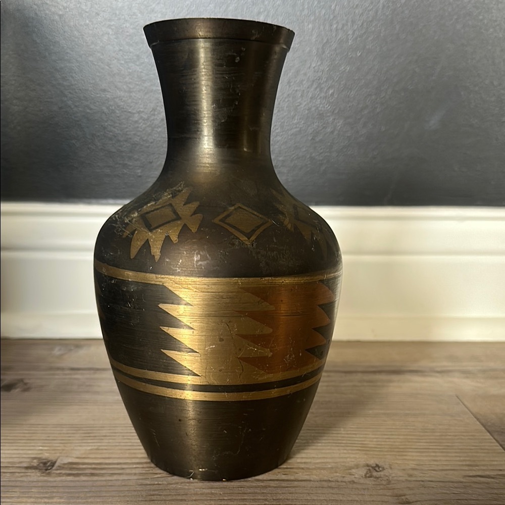 Elegant geometric metal flower vase